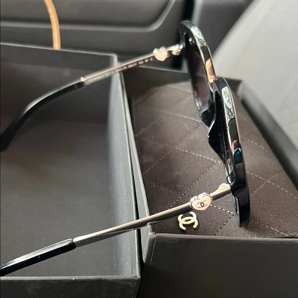 CHANEL Black Oversized Sunglasses - Picture 4 of 6